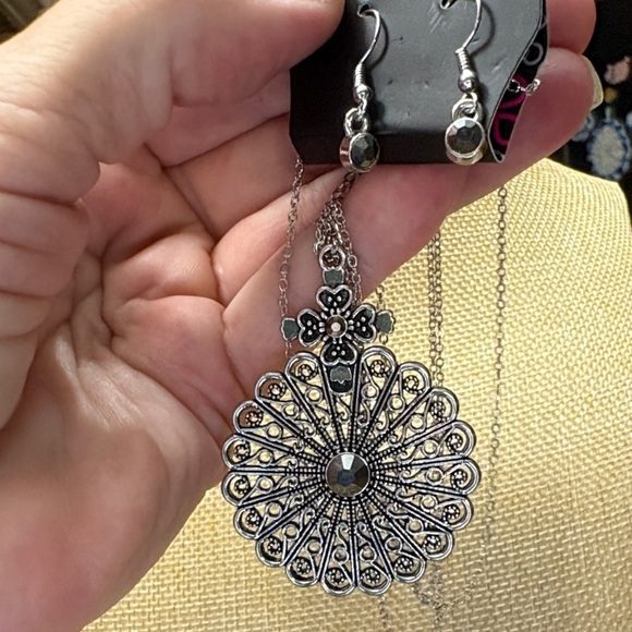 Paparazzi Silver and Black Filigree Necklace and Earrings Set​ - Picture 3 of 3